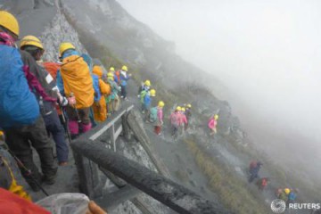 Erupţie vulcanică în Japonia: un mort, 30 de răniți grav, zeci de persoane blocate pe înălțimi